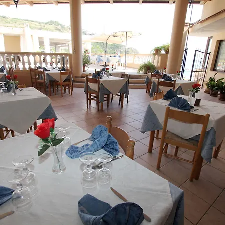 Quattro Scogli Villaggio Hotel 3*